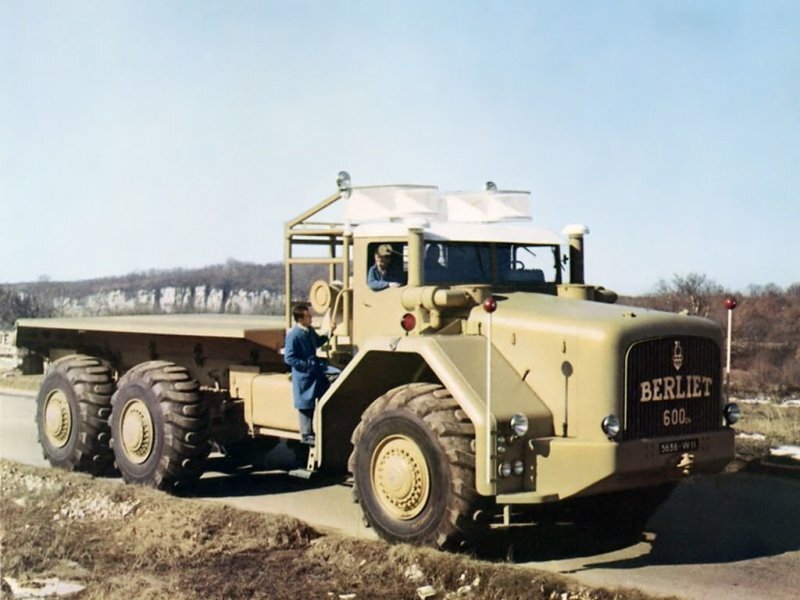 Berliet T100 Посмотрите на размеры человека и машины. Против него наш Урал-4320 был бы малышом.