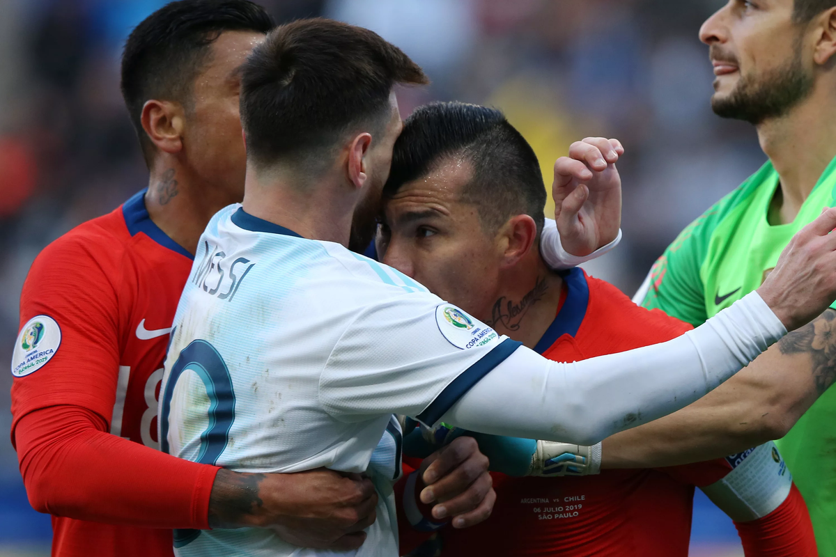 Матч за 3-место на Копа это не было так интересным для болельщиков футбола, и футболисты в этом матче не так сильно постарались! Но ближе к концовке матча произошло одна из памятных моментов для футбола в этом году Месси в борьбе за мяч  сцепился с Гари Меделем полузащитником сборной Чили! Медель всегда был в списке игроков  которые любили играть жестко и в каком то смысле не спортивно, но поведения  Месси вызвало такое внимание и этот момент долго помнили болельщики, Обеих удалили, и это было всего лишь второе удаление в карьере великого Аргентинца! 