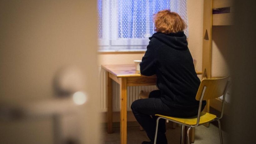 Женщина, находящаяся в убежище для женщин-жертв насилия (символический снимок)