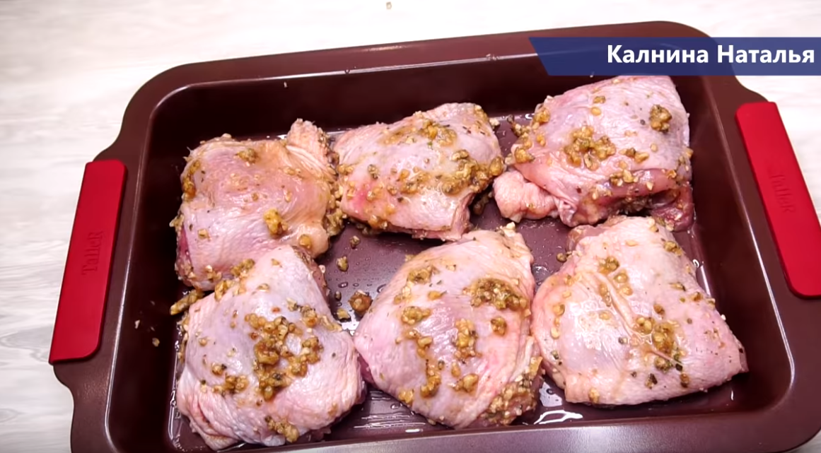 Калнина курица. Курица в фольге. Нужно ли накрывать фольгой курицу в духовке. Готовность курицы температура внутри щупом в духовке. Сколько варить бедро курицы до готовности