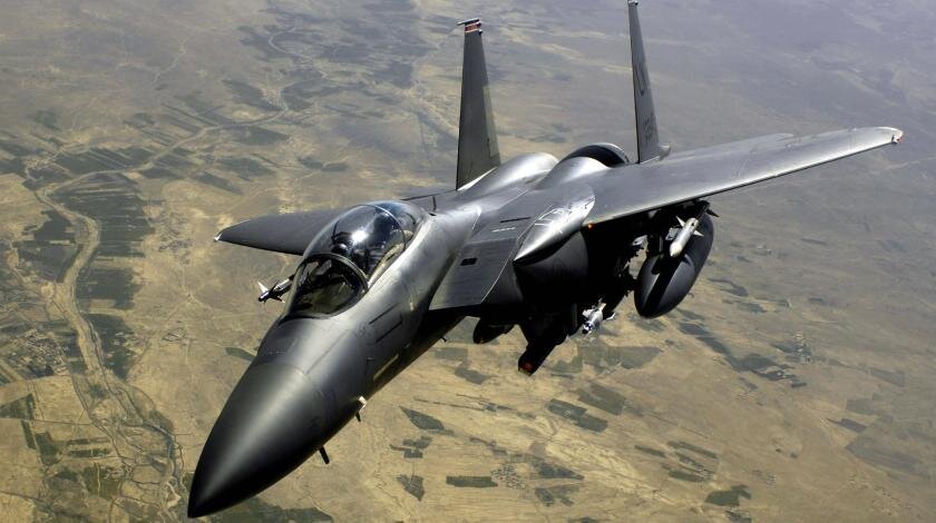                                                                                                           F-15 был грозным самолетом. Ранние версии были оснащены двумя турбовентиляторными двигателями с дожиганием Pratt & Whitney F100-PW-100, которые производили 14 500 фунтов статической тяги - 23 500 фунтов с форсажными камерами. Это дало самолету отношение тяги к весу больше единицы, сделав его настолько мощным, что это был первый истребитель, который превысил скорость звука в вертикальном полете. У F-15 было так много тяги, что он мог подняться на шестьдесят пять тысяч футов всего за 122 секунды. В горизонтальном полете F-15 мог развивать скорость до 2,5 Маха и летать со скоростью 0,9 Маха. Носовой радар Eagle AN / APG-63 был самым передовым в свое время, радар с возможностью «наблюдения  / сбивание» и дальностью до 200 миль. Это позволило F-15 обнаруживать низколетящих врагов на радаре. Радар также был первым, который включал программируемый системный процессор, который позволял выполнять умеренные обновления с помощью программного обеспечения, а не навязчивые обновления оборудования. Первоначально «Орел» был вооружен четырьмя ракетами AIM-7 «Воробей» с радиолокационным управлением для дальних боевых действий и четырьмя ракетами AIM-9 Sidewinder с инфракрасным наведением для ближнего боя.В воздушном бою против Вьетнама ВВС США F-4C Phantoms, не имея специального оружия, упустили папу возможностей сбить вражеские самолеты. Это было переделано в F-15 путем оснащения самолета внутренним двадцатимиллиметровым пулеметом M61 Vulcan. F-15 также был разработан с учетом дальности полета. На борту самолета F-15 было три топливных бака по шестьсот фунтов, а его дальность полета составляла три тысячи км, что позволяло совершать полеты из континентальной части Соединенных Штатов в Европу без остановки или дозаправки в воздухе. Это позволило бы мобильно усилить противовоздушную оборону НАТО в случае кризиса в Европе, а позже позволило бы ВВС быстро перекидывать F-15 в Саудовскую Аравию во время операции «Буря в пустыне». Первые опытные образцы F-15 были выпущены в 1972 году, а серийное производство началось в 1973 году. Самолет быстро начал пополнять как ВВС США, так и  ВВС союзников, включая Израиль, Японию и Саудовскую Аравию. Первое воздушное уничтожение F-15 произошло 27 июня 1979 года, когда туз израильских ВВС Моше Мельник сбил сирийские ВВС МиГ-21 на своем F-15A. В конечном итоге Мельник сбил четыре самолета с F-15A и F-15C, и в общей сложности было сбито одиннадцать истребителей противника.

Убийство Мельника стало началом замечательной серии из 104 последовательных побед класса «воздух-воздух» на F-15, при этом ни один орел не погиб. Израильские, саудовские и американские F-15 были ответственны за эту впечатляющую серию. Включенные израильские убийства были зарегистрированы в период между 1979 и 1982 годами и включали сирийские перехватчики МиГ-25 Foxbat, истребители МиГ-21 и МиГ-23, а также ряд наземных ударных  самолетов. Во время войны в Персидском заливе 1991 года в состав США и Саудовской Аравии входили иракские истребители МиГ-29 Fulcrum, истребители Мираж F-1 и даже средний транспорт Ил-76 «Кандид». Один F-15E Strike Eagle даже совершил воздушное убийство против иракского ударного вертолета Ми-24 с бомбой с лазерным наведением. F-15A был в конечном счете заменен в производстве F-15C, который включал более новый радар с синтетической аппаратурой AN / APG-70 и более новые двигатели F100-PW-220. Последняя программа, получившая прозвище «Золотой орел», проводит тестирование F-15C на износ, и 178 самолетов в лучшем физическом состоянии с наименьшим количеством получают новые РЛС с активной электронной разверткой APG-63V3 и Объединенную систему контроля на шлемах, позволяющую быстрое обнаружение цели с помощью инфракрасных управляемых ракет. В конце 1980-х годов F-15E был разработан для дополнения и, в конечном итоге, замены истребителя-бомбардировщика F-111 в качестве проникающего высокоскоростного тактического ударного самолета, предназначенного для нанесения ударов глубоко в тыл противника в войне НАТО / Варшавского договора в Европе. Модель E добавила комфортные топливные баки для увеличения дальности полета с массивной бомбой, радара APG-63 и перспективного инфракрасного и лазерного нацеливающего модуля LANTRIN. С выходом на пенсию F-111 F-15E «Strike Eagle» теперь является основным тактическим истребителем ВВС США.