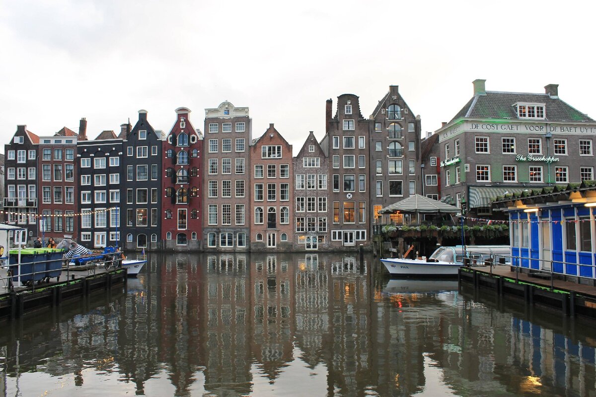 Почему в Амстердаме кривые дома: оказывается, их так строят вынужденно