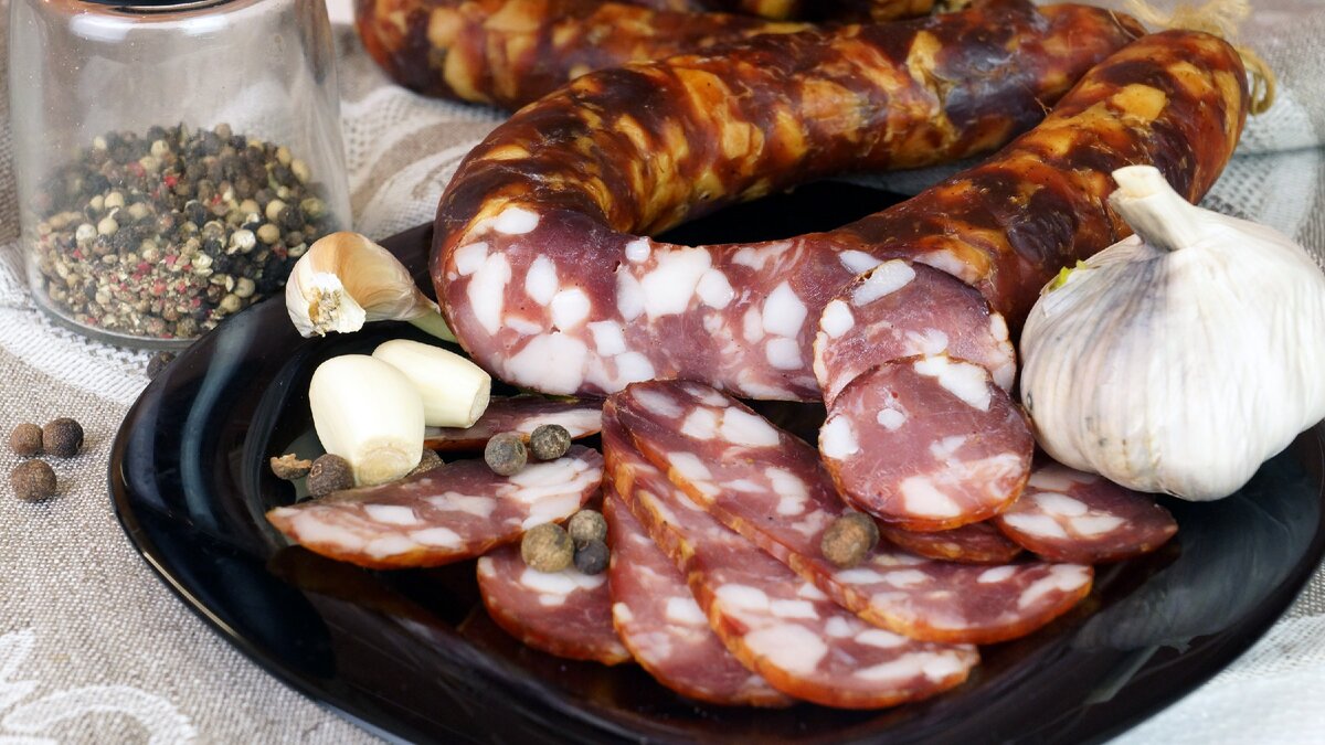 Колбаски. Приготовление домашней колбасы. Колбаса свиная домашняя. Дом колбаса. Как сделать домашнюю колбасу самой.