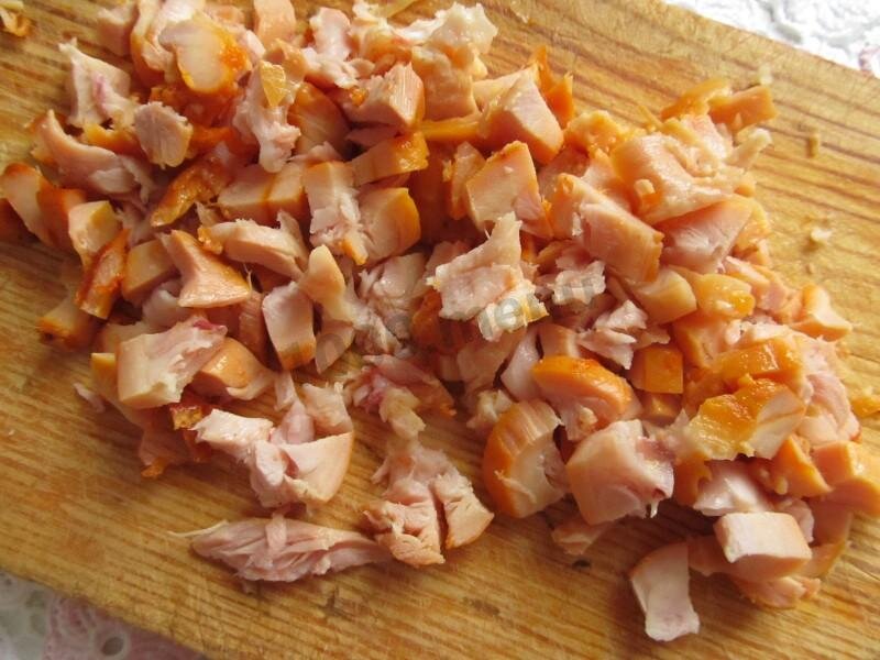 мелко нарезать куриный окорочок 