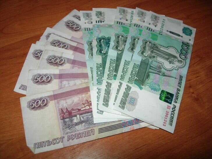 8 т рублей. Деньги на столе. Купюры на столе. Фото 11 тысяч рублей в руках. В руке десять тысяч рублей.