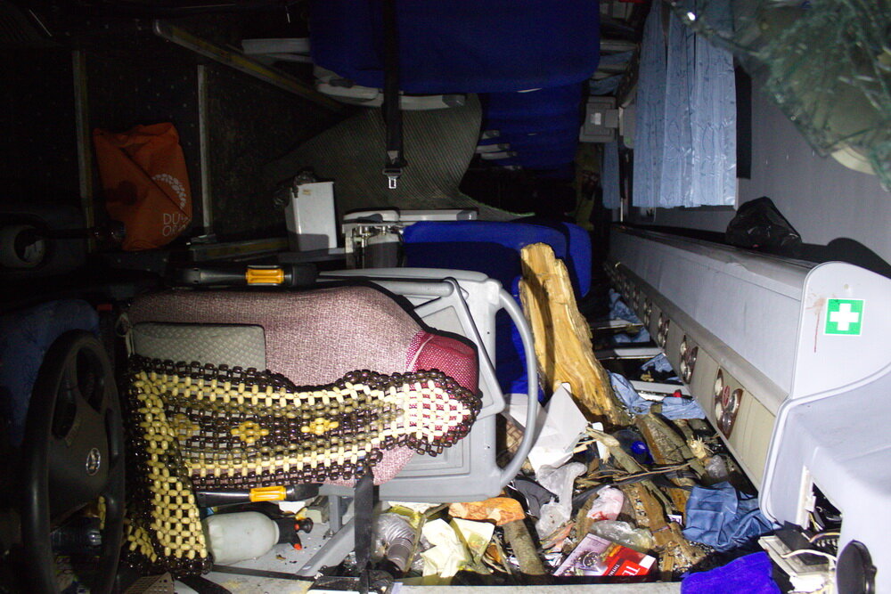 В Нижегородской области на обледенелой трассе перевернулся туристический автобус. Он вез 49 пассажиров из Иваново с шоп-тура домой в Дзержинск. В Балахнинском районе на обледенелом участке трассы автобус врезался сначала в отбойник, а потом завалился на бок в противоположную сторону. Благодаря невысокой скорости жертв удалось избежать, хотя пострадавших оказалось 25 человек. Одна из пассажирок в реанимации, но, по словам медиков ее жизнь вне опасности. На месте ЧП работает группа разбора, следствие сделает окончательные выводы и установит виновных. Ледяной дождь продолжался всю ночь. Будьте осторожны на улицах