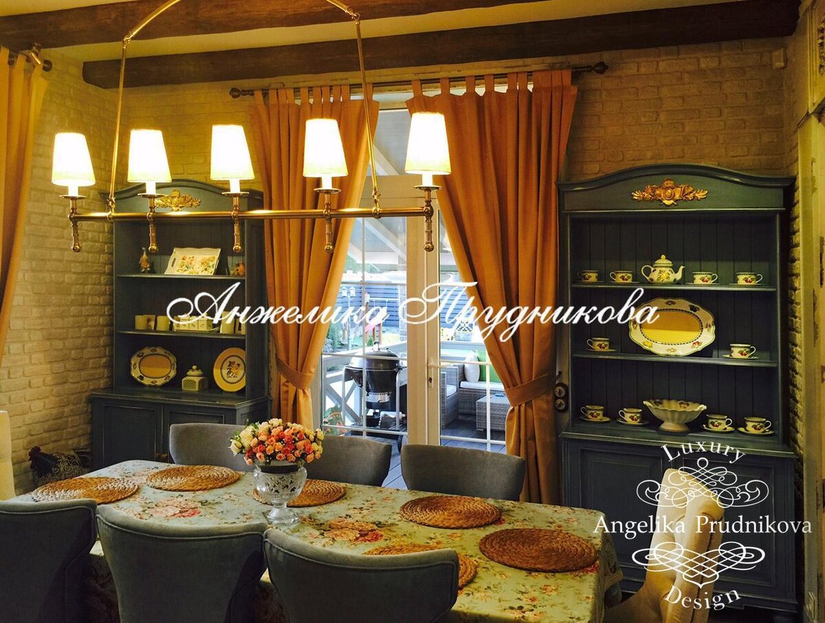 На фото: Дизайн столовой в стиле прованс с винтажными нотками