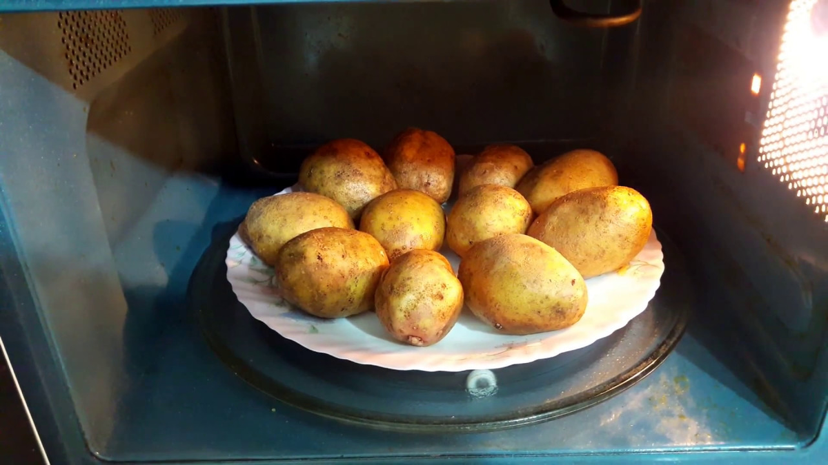 Картошка в микроволновке сколько минут