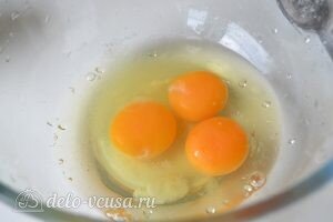 Яйца разбить в миску и немного взбить.