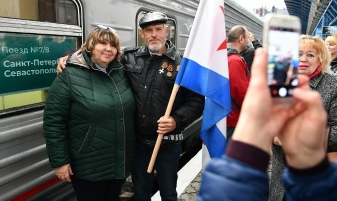 Фото на память на перроне ж\д вокзала Севастополя. Фото: visualrian.ru.
