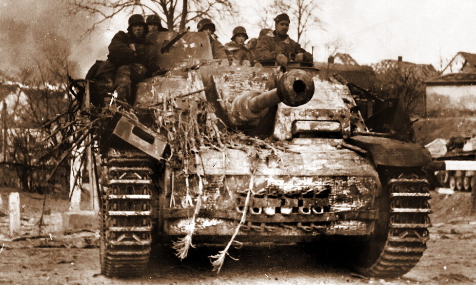 Гренадеры IV танкового корпуса СС на броне самоходки StuG III. Венгрия, зима 1945 года