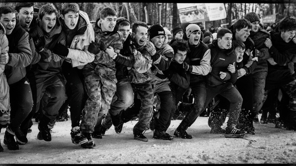 Русскую толпой. Стенка на стенку. Дворовые банды. Драки стенка на стенку 90 х.