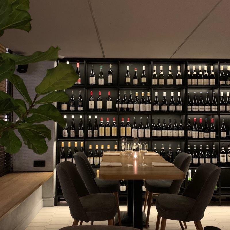 На вине бар москва. Wine Bar Новинский. Grape Wine Kitchen ресторан Москва. Ресторан винный паб Мысхако. Вино бар на Марксистской.