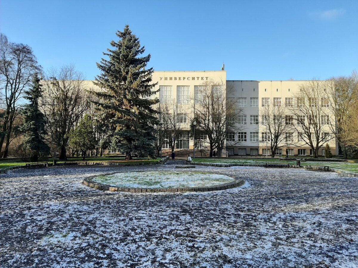 Двор с первой фотографии логично переходит в такую площадь перед одним из главных университетов Калининграда. Он сильно пострадал при бомбежках 1944-го, но всё же устоял и позже был отреставрирован.