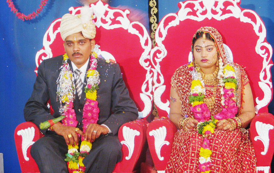 Молодожены, судя по виду, очень счастливы))