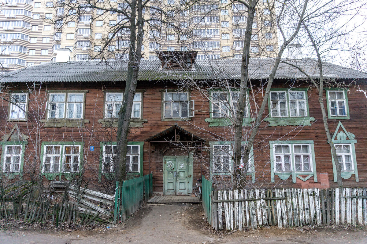 Город бараков. Жилгородок ГУАС. Барак Железнодорожный ГУАС. Поселок ГУАС В Железнодорожном. Тутаев старый город бараки.