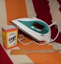 Эффективно удалить нагар и частички пригоревшей ткани с подошвы пострадавшего утюга можно с помощью обычной кухонной соли и столовой соды, которые найдутся на любой кухне. Процесс чистки выглядит следующим образом: