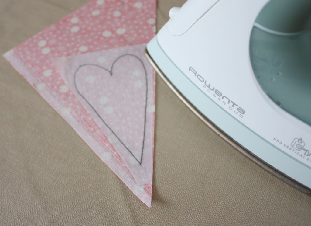 Проклеиваем сердечки.