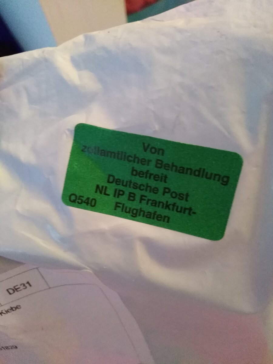Так выглядит упаковка товара, который освобождается от уплаты налога и с этой наклейкой кидают в почтовый ящик заказ