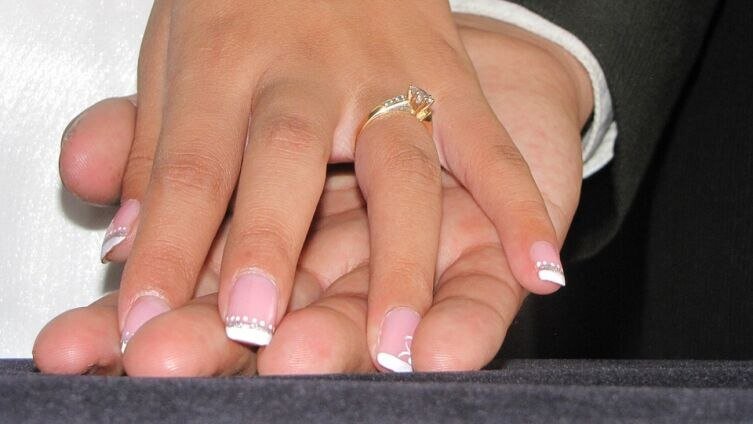 Богатый мужчина и безбедная жизнь — мечта каждой девушки. Но статистика говорит о том, что только 15% девушек ставят себе в ключевой приоритет поиск обеспеченного мужа. Такие девушки замуж выходят не всегда рано, ведь нередко лучшие годы молодости они тратят на поиск «достойной партии». И многим охотницам на богатых мужчин удается добиться желаемого. Но обретают ли они счастье?