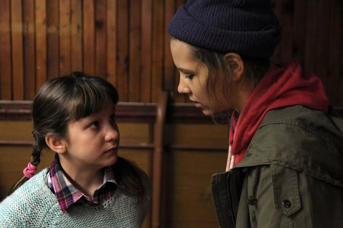 Аня учится в аспирантуре, читает лекции по Байрону и у неё роман с профессором. Но внезапно жизнь девушки резко меняется. Чтобы избежать ложного обвинения, она преображается в подростка-беспризорника и убегает. Побег и знакомство с маленькой Кристиной помогают Ане переписать свою жизнь.