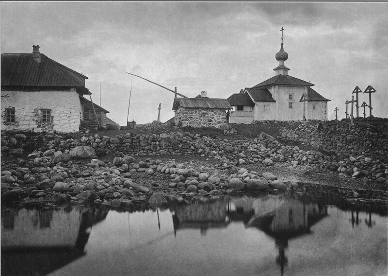 Церковь в честь святого апостола Андрея Первозванного. На переднем плане гавань середины XVI века. Фото 1922 года: