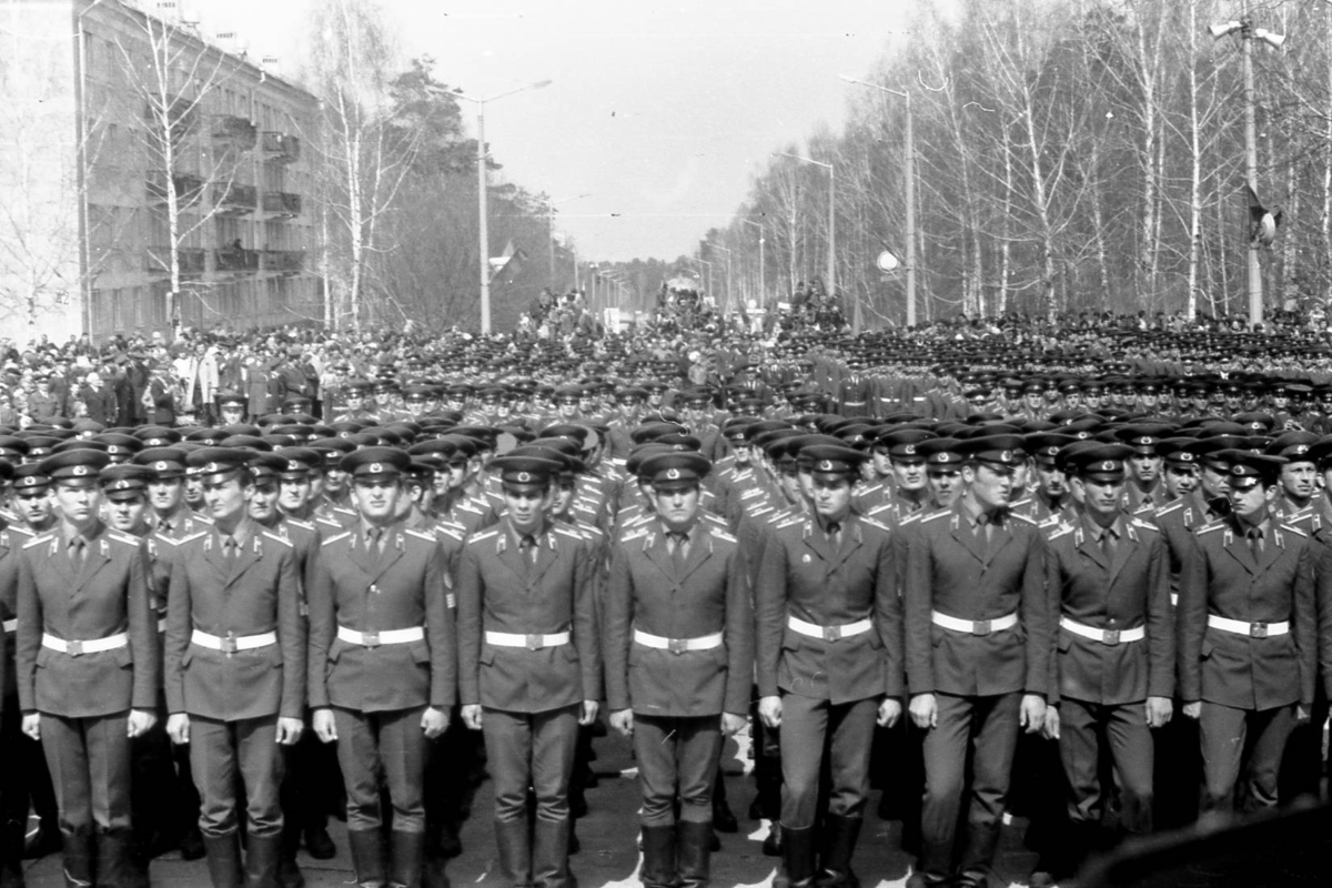 Новосибирское высшее военно политическое. Курсанты НВВПОУ 1986. Новосибирское высшее военное политическое училище. НВВПОУ выпуск 1986 года. Выпускники НВВПОУ 1986 года.