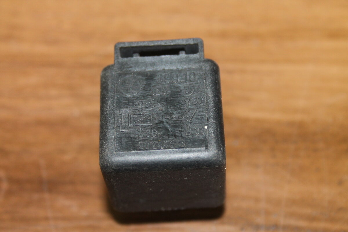 Реле 399.10 12V 30A 90244312 85 86 87 30 359