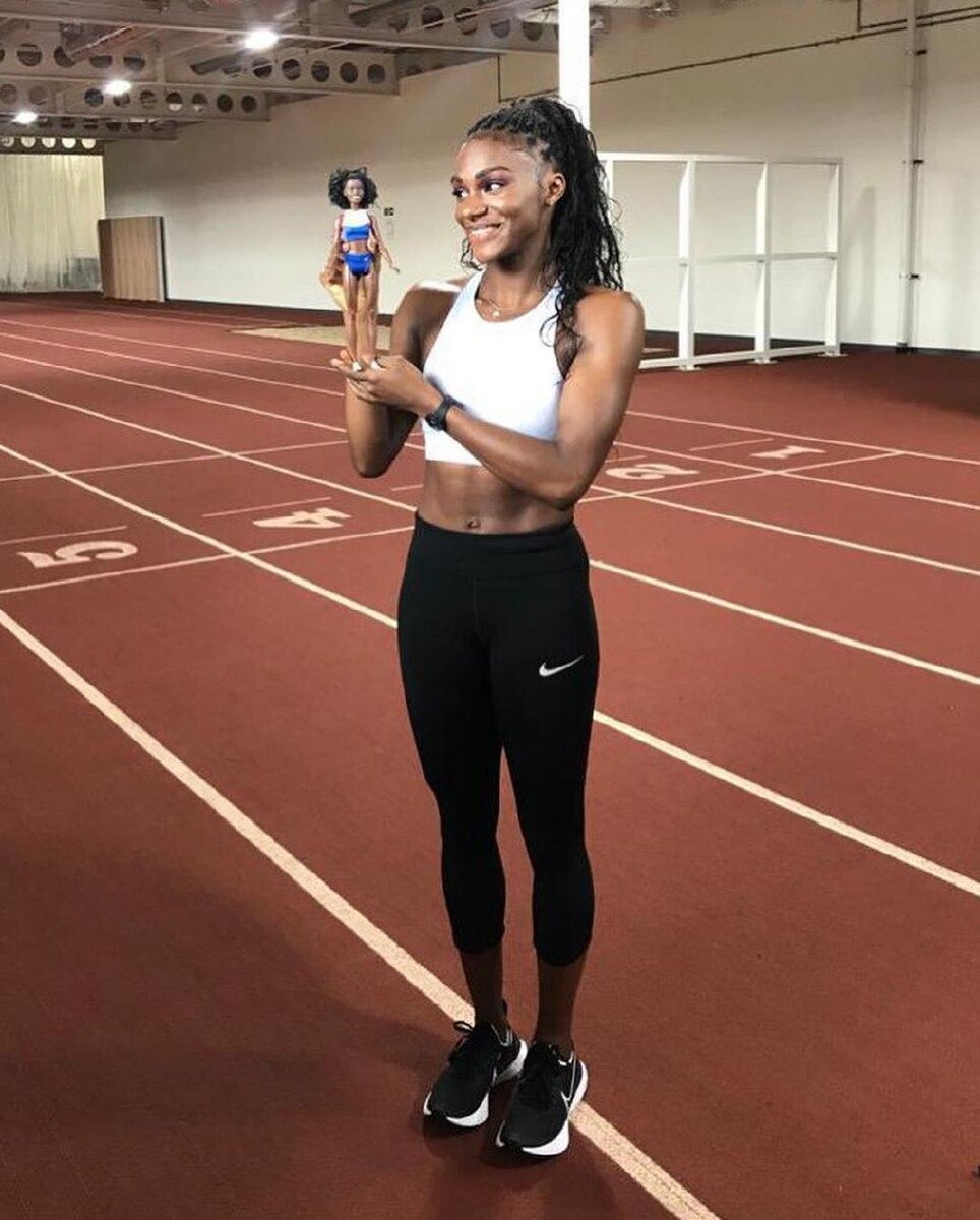 Эшер-Смит и её кукольное воплощение. Фото: dinaashersmith / instagram.com