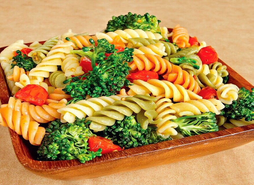 Макароны диабетикам 2. Блюда из макаронных изделий. Макароны с овощами. Красивые макароны с овощами. Блюда из макаронных изделий разноцветные.