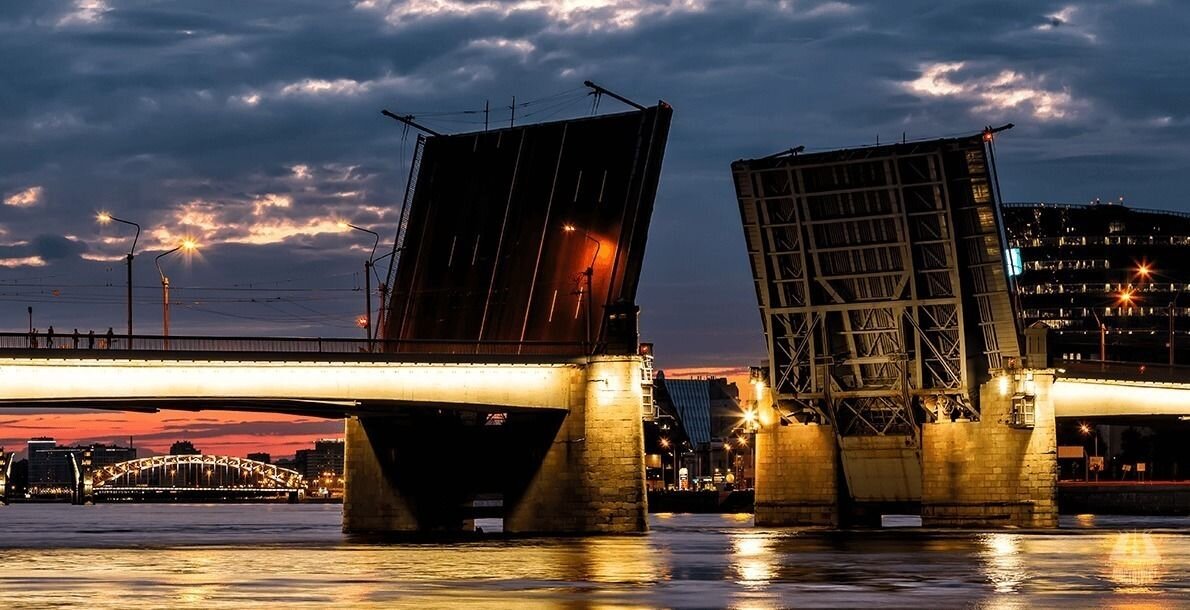 Не глядя на задний фон, мост можно спутать с Дворцовым