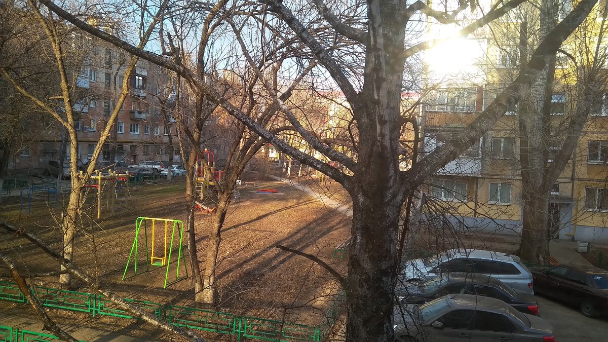 Только с балкона теперь смотрю на мир