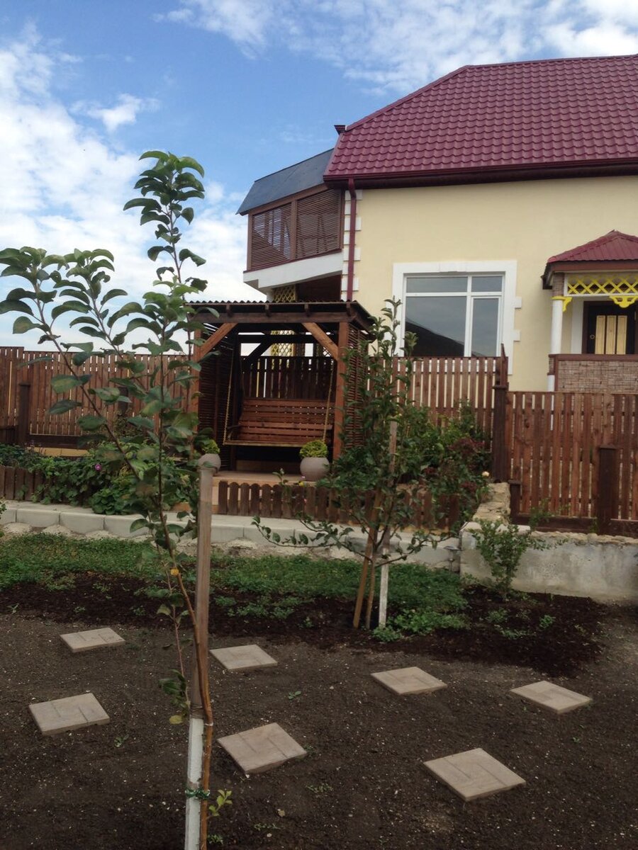 Покраска деревянного забора , столбов резиновой краской ЛКМ СССР . забор , беседка , фасад дома , крыльцо , все на 100 % окрашено резиновой краской ЛКМ СССР . Фото 2020 года  , красили резиновой краской в июне 2016 года . Как видите все как новое .