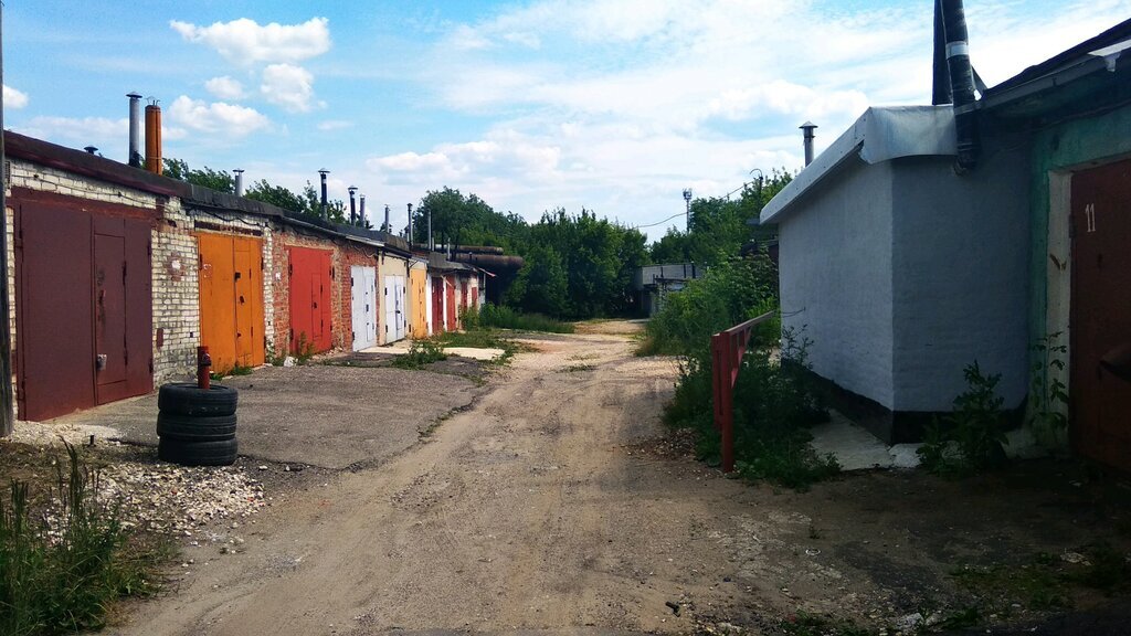 Тогда мы были уверены, что за каждой такой дверью с нетерпением ждут наши маслосъемные колпачки. Наивные... Фото взято из Яндекс.Картинки.