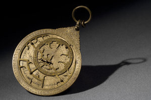 Латунная Планисферная Астролябия, Испания (Гранада), 709 год хиджры (1309-1310 годы н. э.), подпись Абу Джафар Ахмад бин Хусейн бин Басо