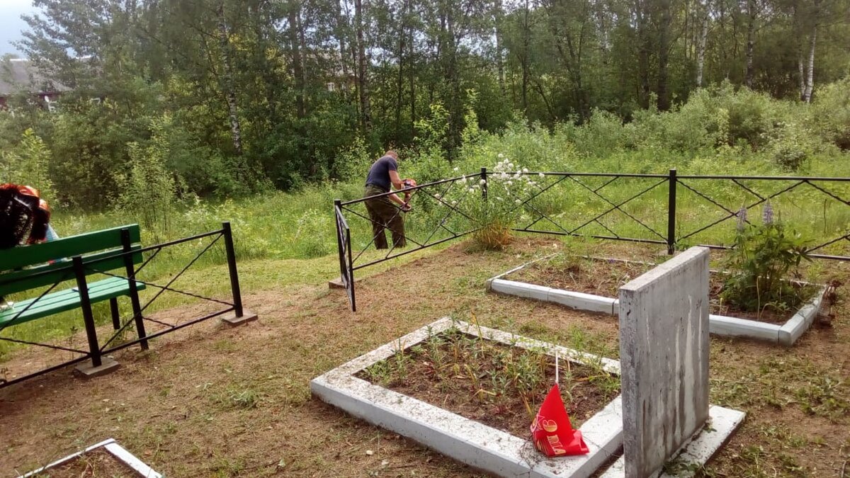 Уже не первый год в преддверии Дня памяти и скорби - дня начала Великой Отечественной войны сотрудники вневедомственной охраны Управления Росгвардии по Тверской области проводят уборку памятников и братских захоронений.