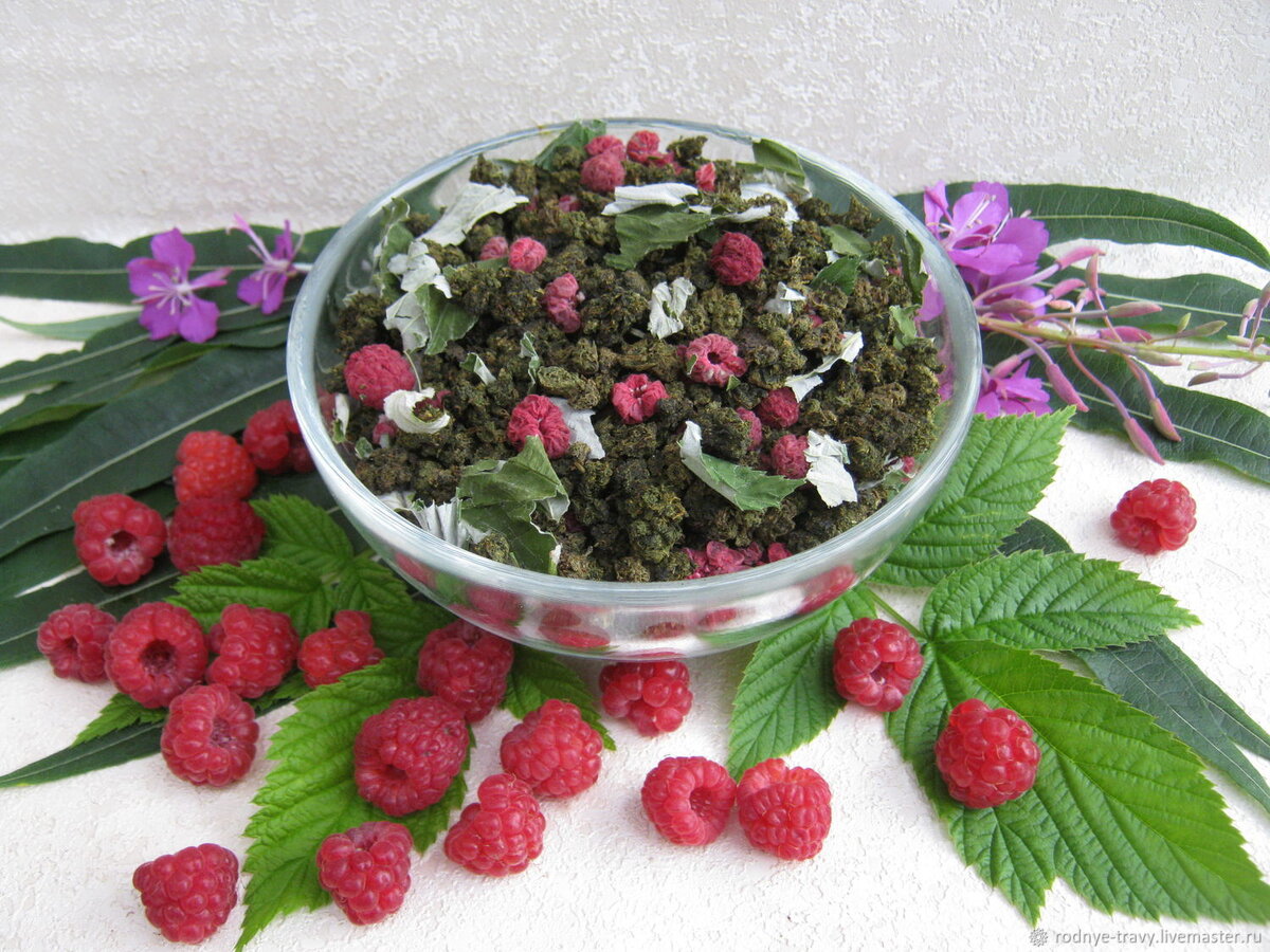 Листья малины отвар. Травяной чай с ягодами. Ягодно-травяной чай. Ягодный с травами чай. Травяной чай из малины.