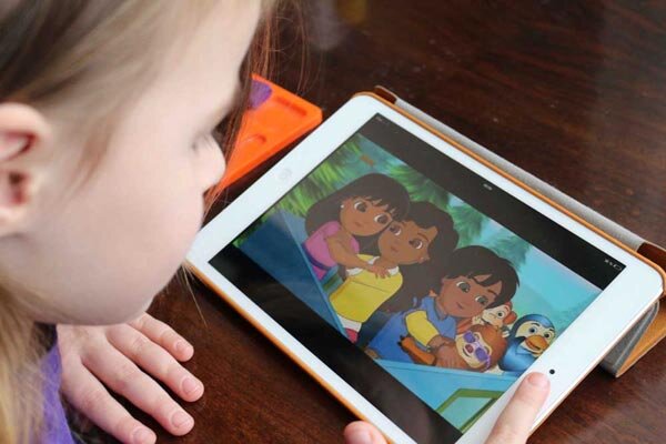 Ребенок смотрит мультфильм на смартфоне, скорее всего это загруженный MP4 файл, а не Ютуб