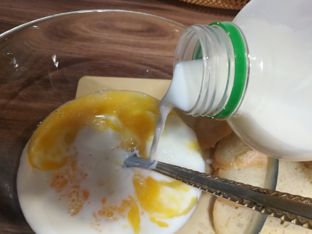 Смешиваем молоко с яйцами
