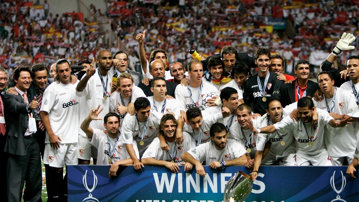 Уефа 2006. Суперкубок УЕФА 2006 Севилья. Барселона Севилья 2006 Суперкубок УЕФА. Севилья Кубок УЕФА 2006 финал. Реал Суперкубок Севилья 2014.