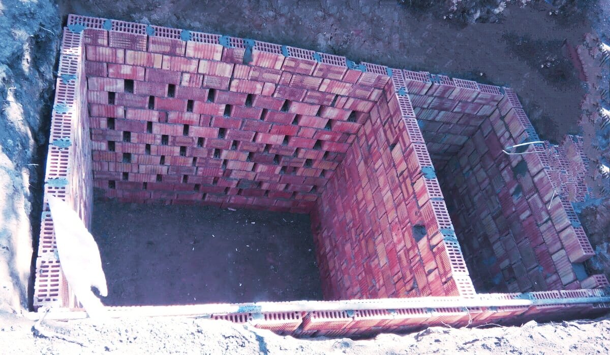 Перегородку и стены, которые прилегают к дому, делаем сплошными без зазоров. 