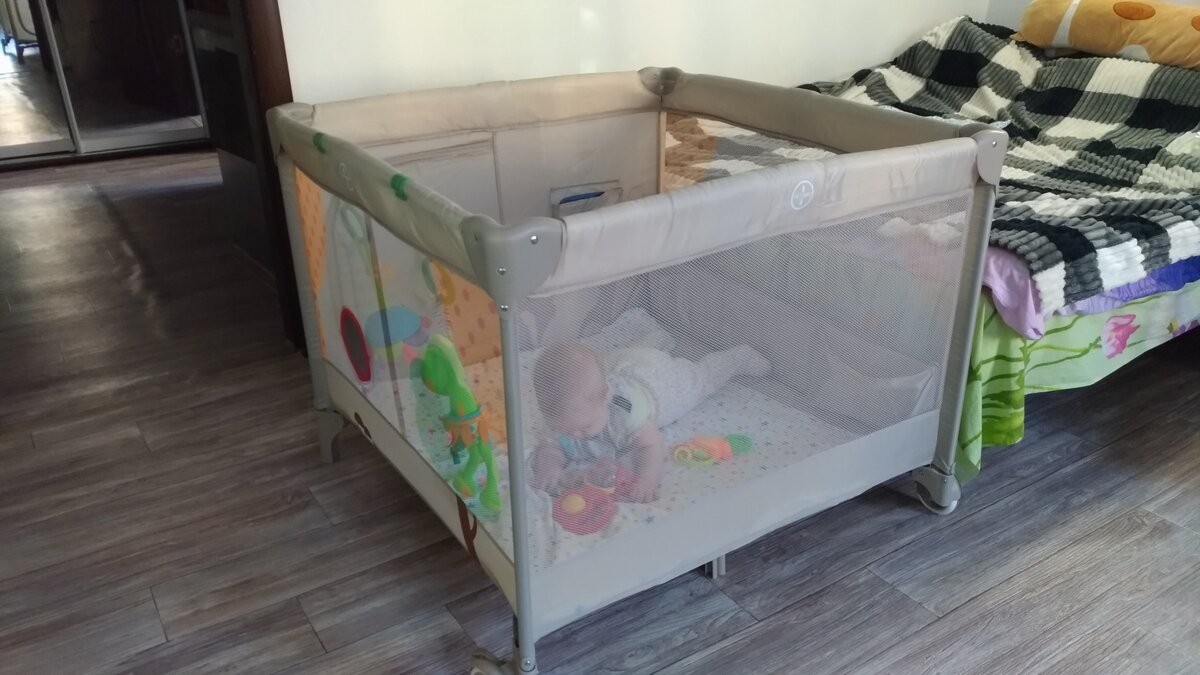 "Стоять? А зачем? Лёжа удобнее смотреть мультики")))