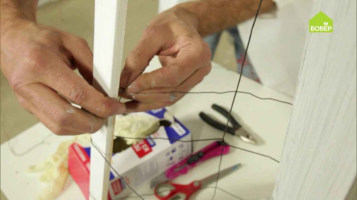 Из деревянных брусков и проволоки сделайте каркас для будущей ёлки.