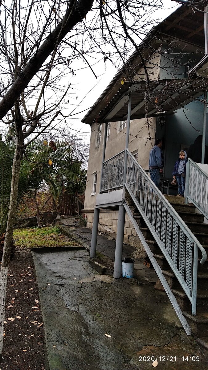 Простите за ракурс, дом на горе, крутой склон и по-другому не подойти