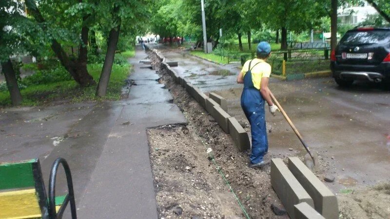 Замена бордюров в московском дворе. Фото: Facebook