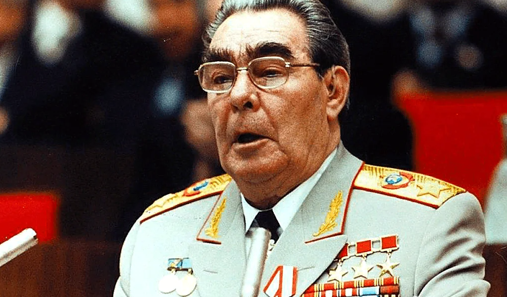 Л. Брежнев в форме генералиссимуса