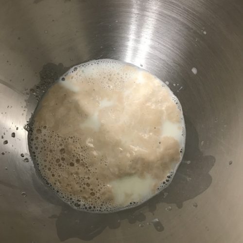 Дрожжи залить теплым молоком с сахаром и оставить до набухания.