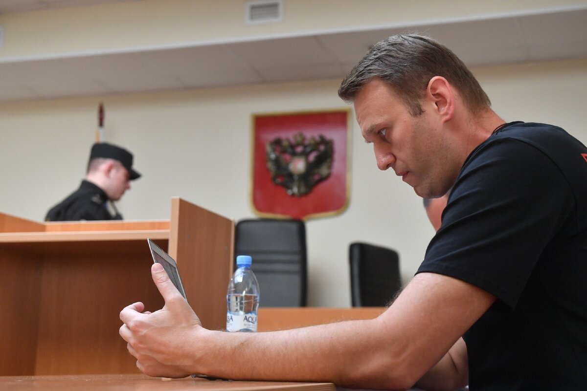 Сегодня какой суд. Навальный в суде. Навальный в суде фото. Навальный на суде в колонии.