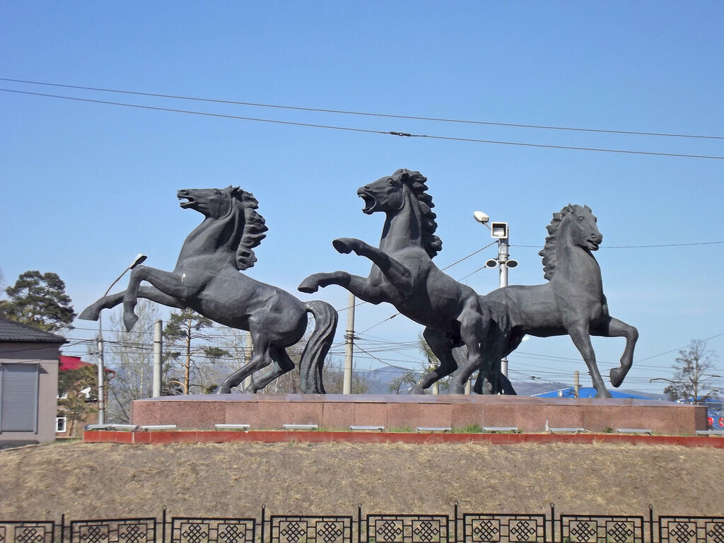 Статуи бурятии. Памятник три стихии Улан-Удэ. Памятники города Улан Удэ. Скульптуры города Улан-Удэ. Три коня памятник в Улан-Удэ.