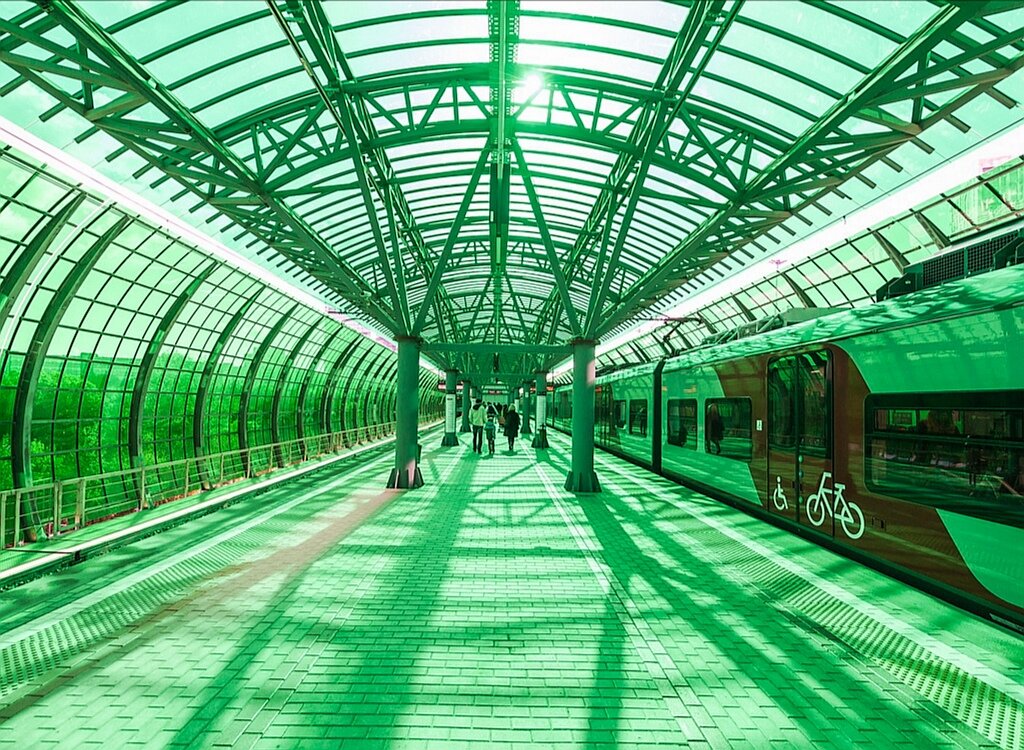 Необычная зеленая тонировка стекол делает на Деловом центре сюрреалистический вид